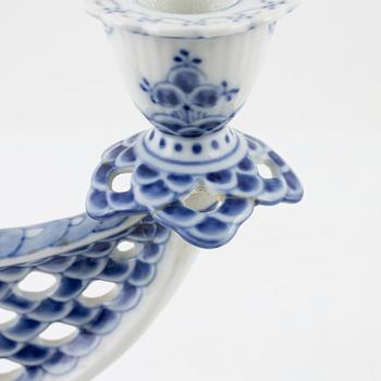 Royal Copenhagen, kandelaber, porslin, modell 1169, "Musselmalet" helblond, 1900-talets andra hälft.