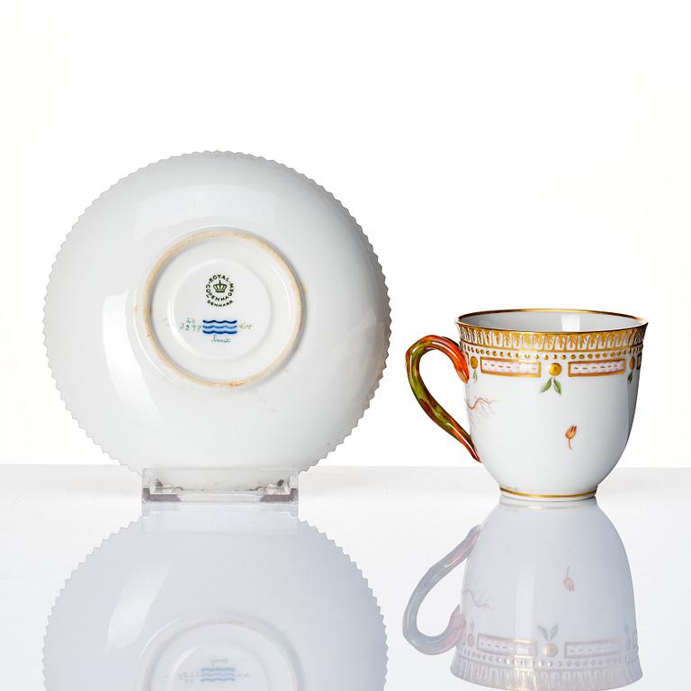 Kaffekoppar, med fat, tre stycken samt fem assietter, porslin. Royal Copenhagen, 'Flora Danica', Danmark, 1900-tal.