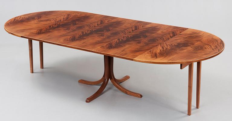 A Josef Frank mahogany dining table, Svenskt Tenn, model 771.