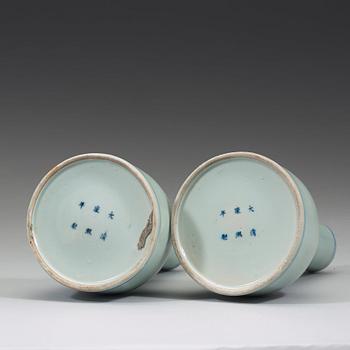 A pair of blue and white porcelain mallet form vases, Qing dynasty, 19th century.