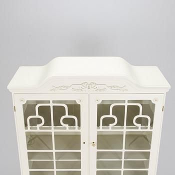 Matsalsskåp, gustaviansk stil, 1900-talets andra hälft.