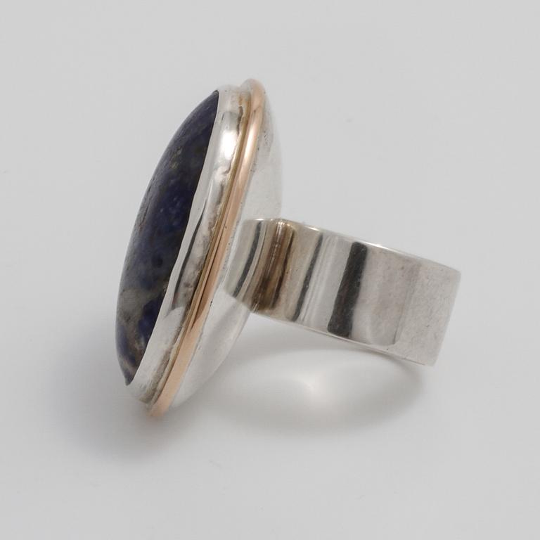 ANDERS HÖGBERG, Göteborg, 1973, a sodalite ring.