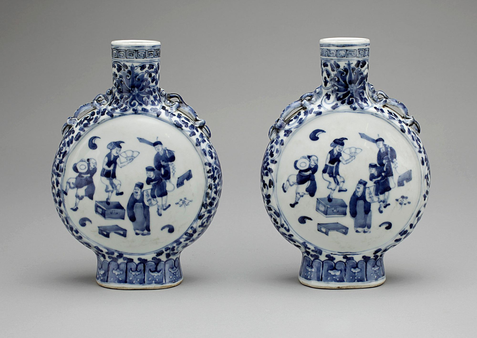 PILGRIMSKRUS, ett par, porslin, Kina, 1900-tal.