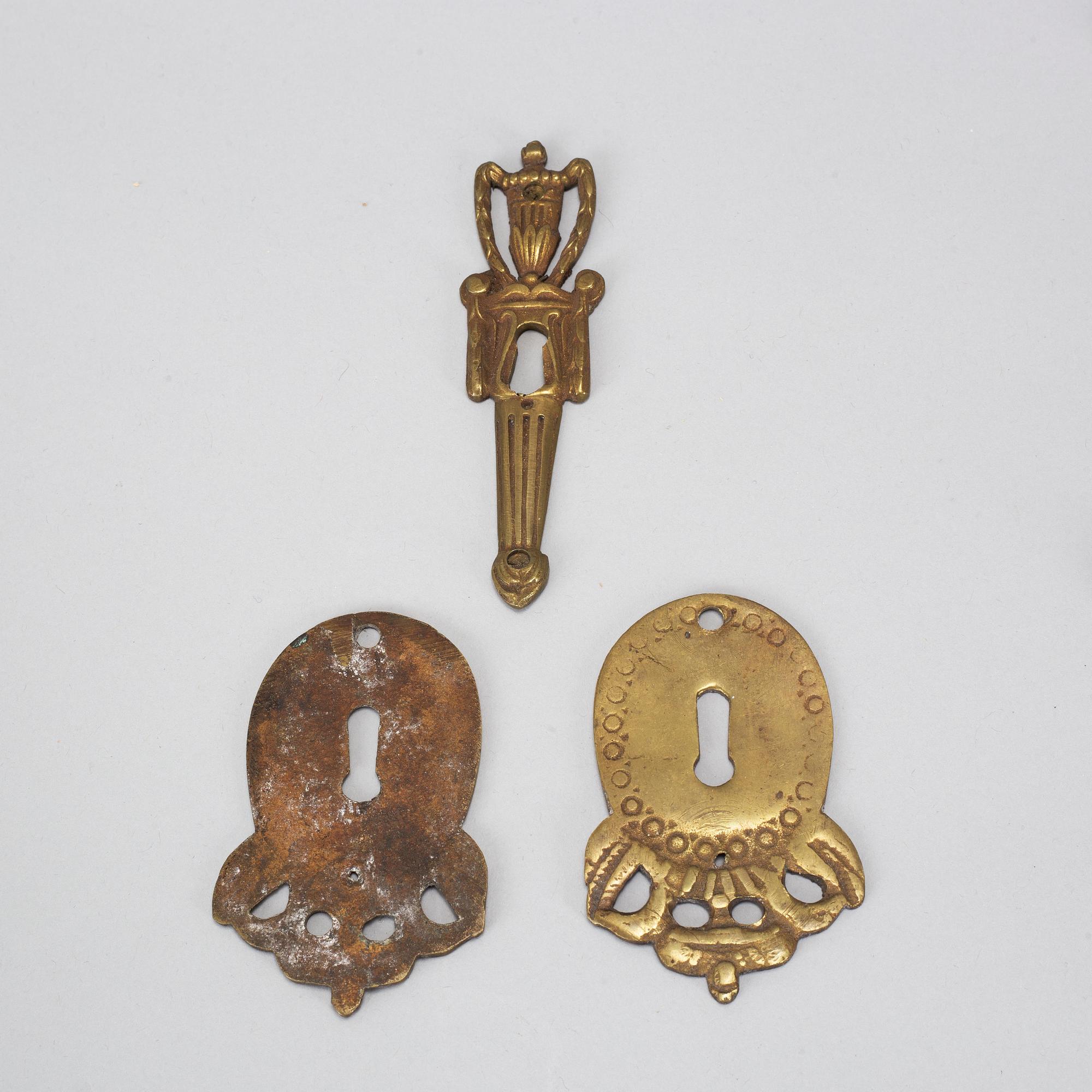 23 brass pieces, 19/20th century.