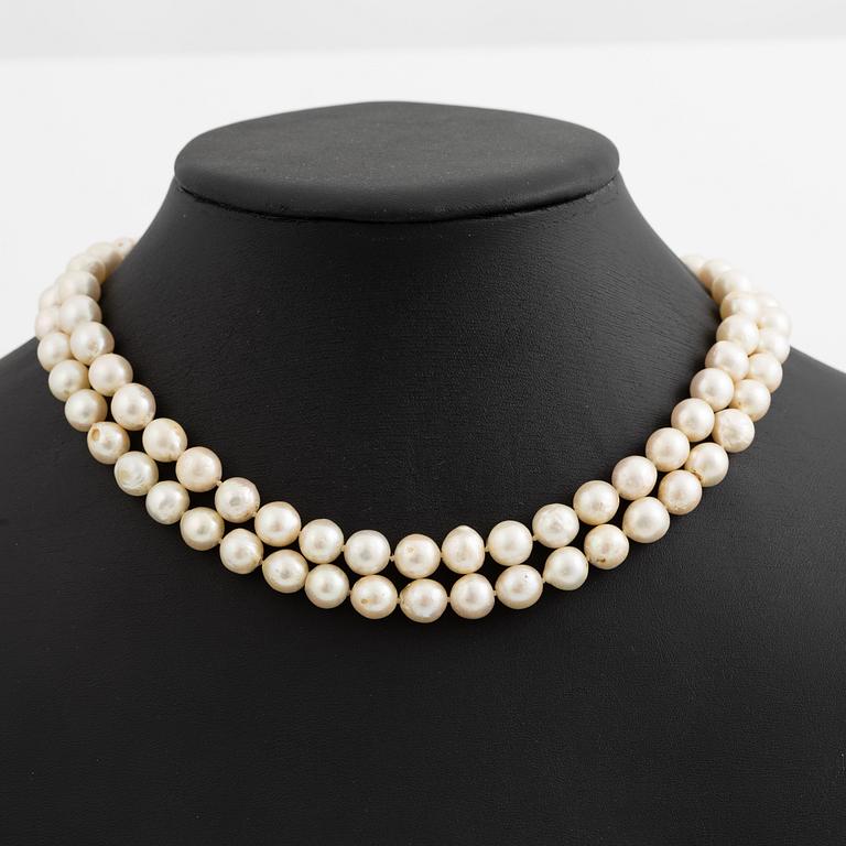 Pearl necklace, cultured pearls with a clasp of white gold set with octagon-cut diamonds.