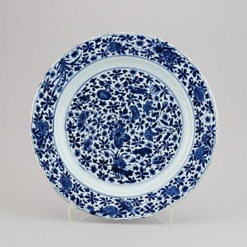 A blue and white serving dish, Qing dynasty,  Kangxi (1662-1722).