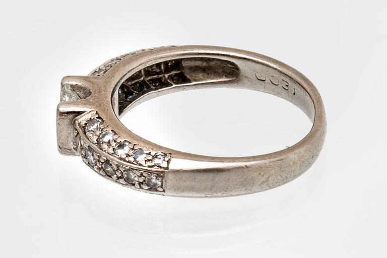 Ring 18K vitguld, 1 princesslipad diamant 0,31 ct och briljanter 0,50 ct ingraverat, storlek 16/50
¨.