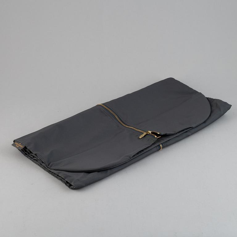 LOUIS VUITTON, 'Helanga' weekendbag with garment cover.