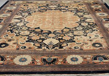 An antique Persian Doroshk carpet, signed, ca 475 x 397 cm.