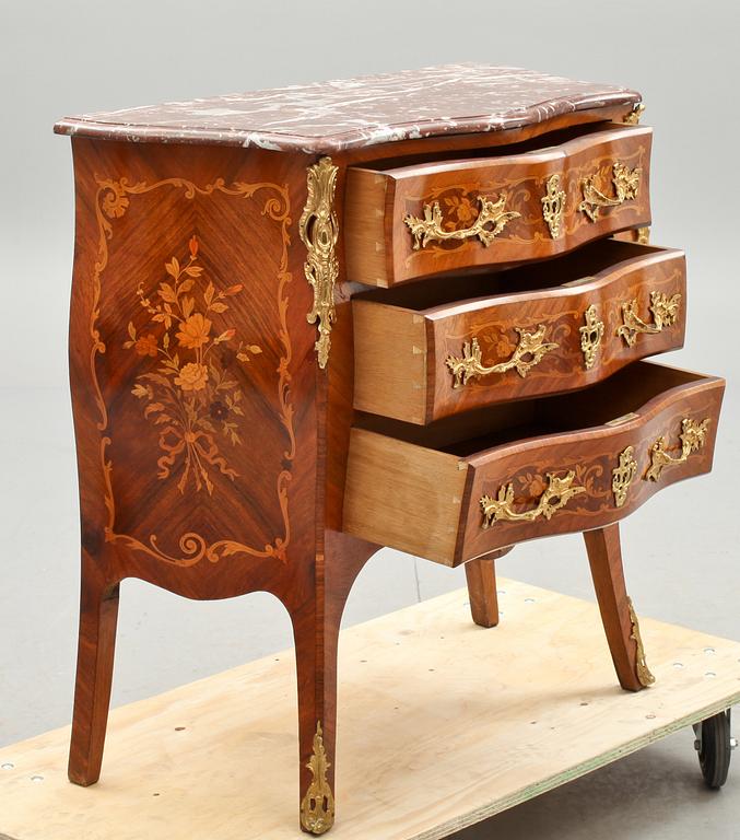 BYRÅ, rokokostil. 1900-tal.