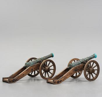 Salutkanoner, ett par, replikor av kanon från örlogsskeppet Slesvig 1733, 1900-tal.