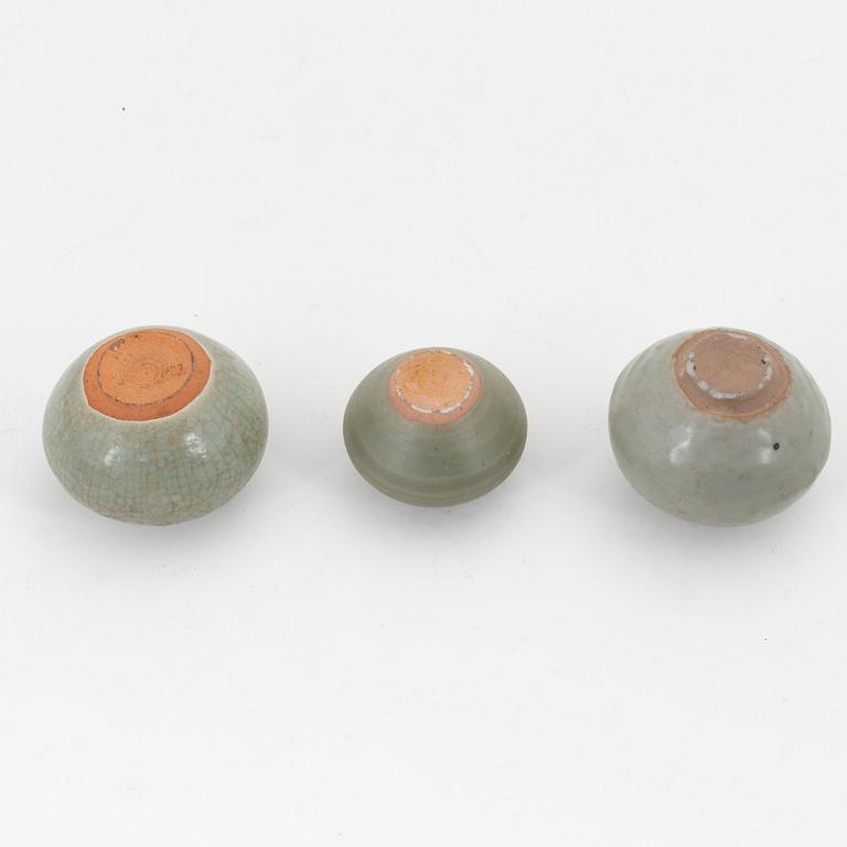 Krukor, tre stycken, keramik. Celadon, 14/1500-tal.
