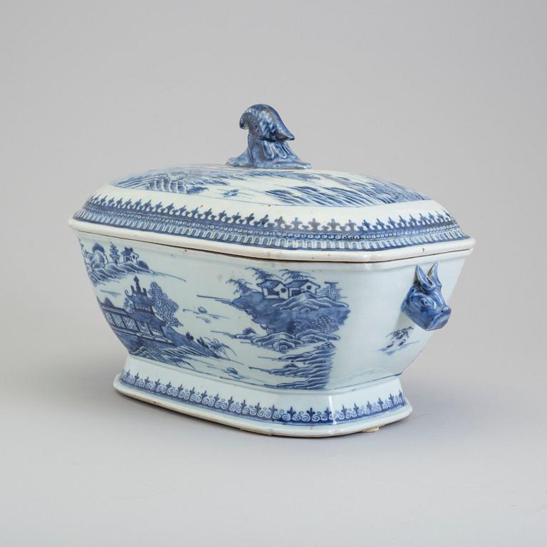A blue and white tureen, Qing dynasty, Qianlong (1736-95).