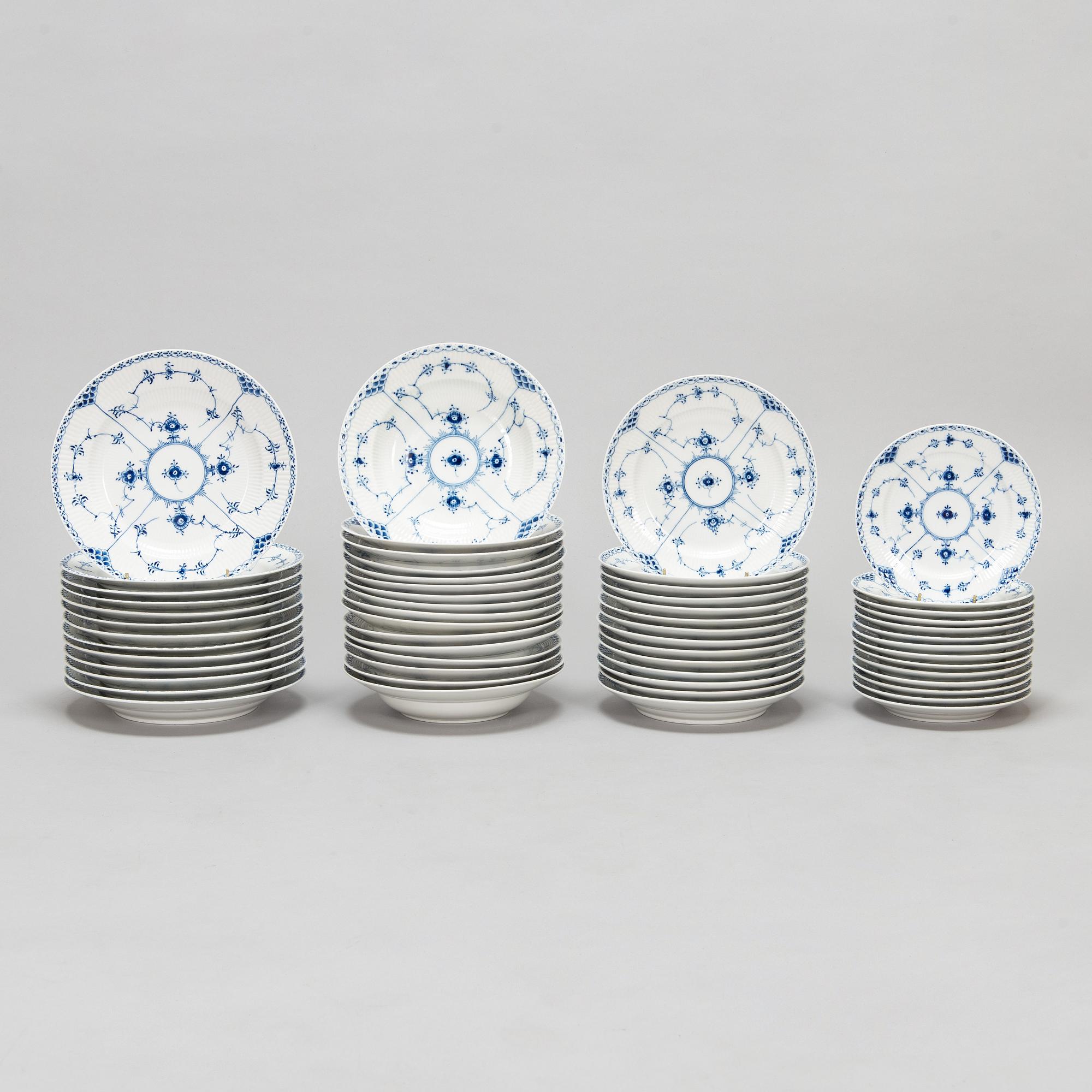 Servis, 70 delar, "Musselmalet", halvblond, Royal Copenhagen. Största delen från 1950-talets slut.