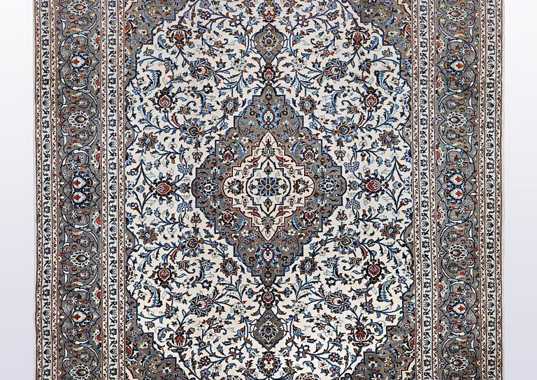 A carpet, Kashan, ca 348 x 246 cm.