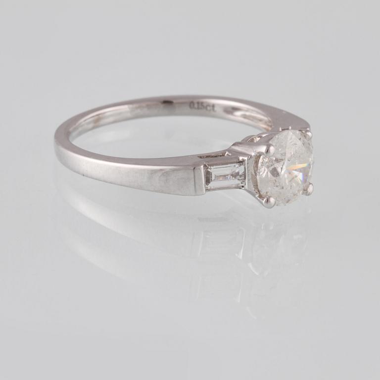 RING, 18K vitguld med briljantslipad diamant 1.14 ct samt 2 baguetteslipade diamanter 0.20 ct. Vikt 3,5 gram.