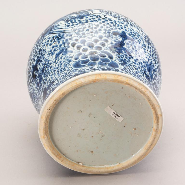 A blue and white phoneix jar with cover, Qing dynasty, 18th Century.