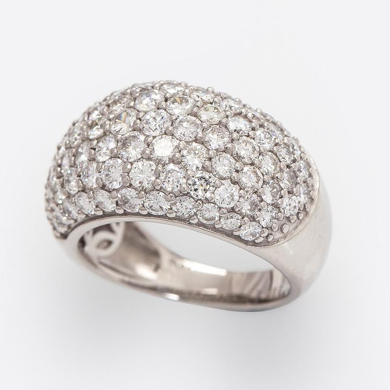 Ring, bombé, platina och briljantslipade diamanter.