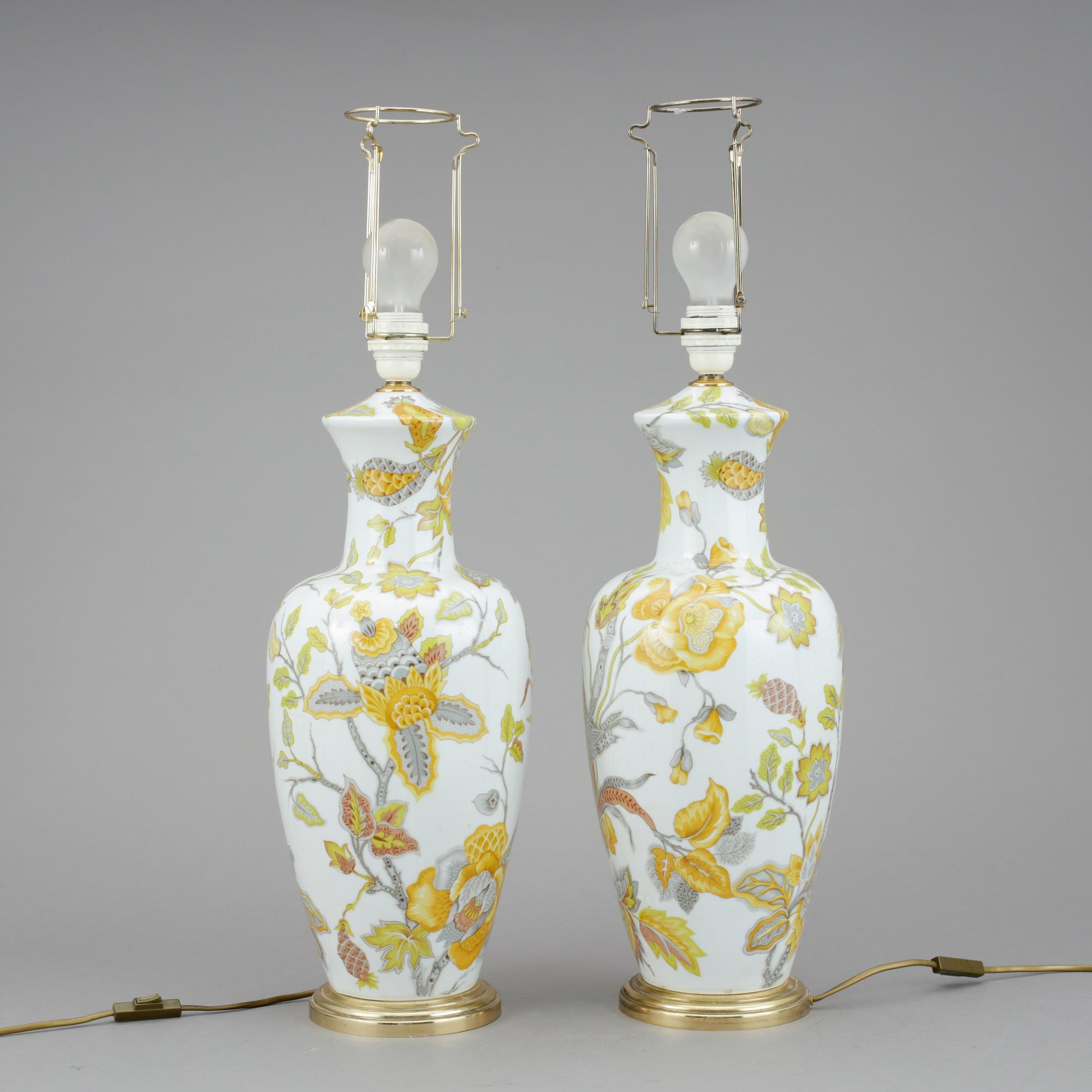 BORDSLAMPOR, ett par, porslin, Porcelaine de Paris, 1900-talets andra hälft.