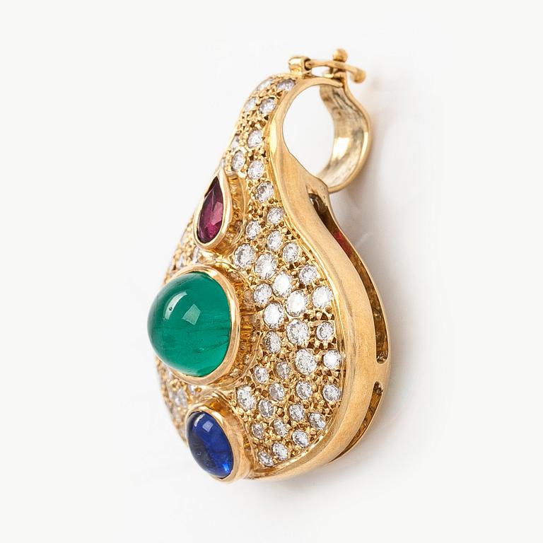 An ca. 18K gold pendant with a tourmaline, cabochon-cut emerald and sapphire and brilliant-cut diamonds.