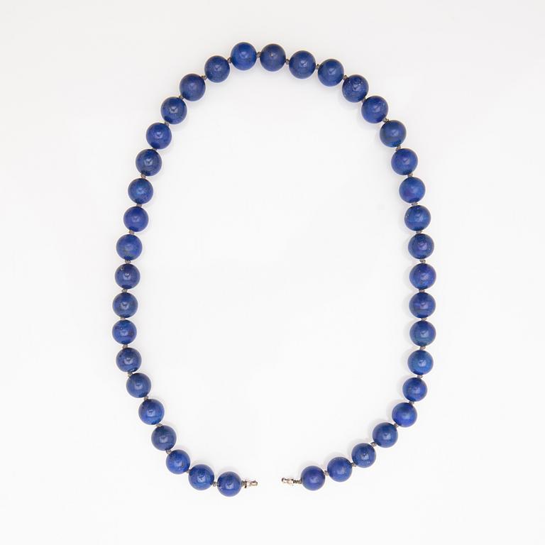 Ole Lynggaard, pendant 18K gold, with two stone collets with prongs, lapis lazuli and glass.