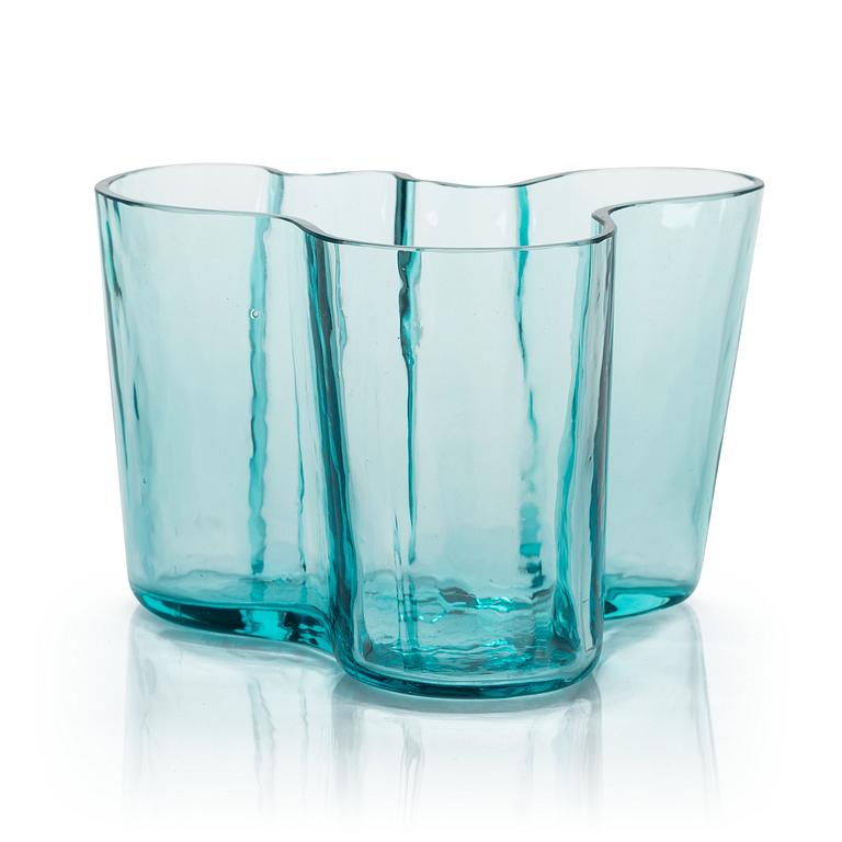 ALVAR AALTO, A '9750' vase Karhula Glassworks in production 1937-1949. Finland.