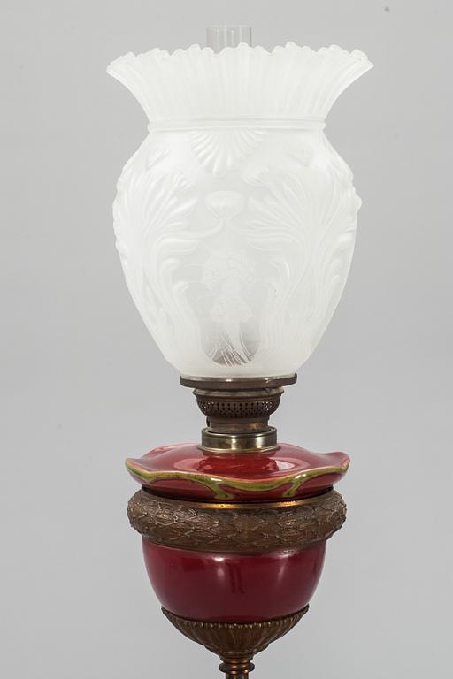 GOLVFOTOGENLAMPA med BORD, majolika, omkring 1900.