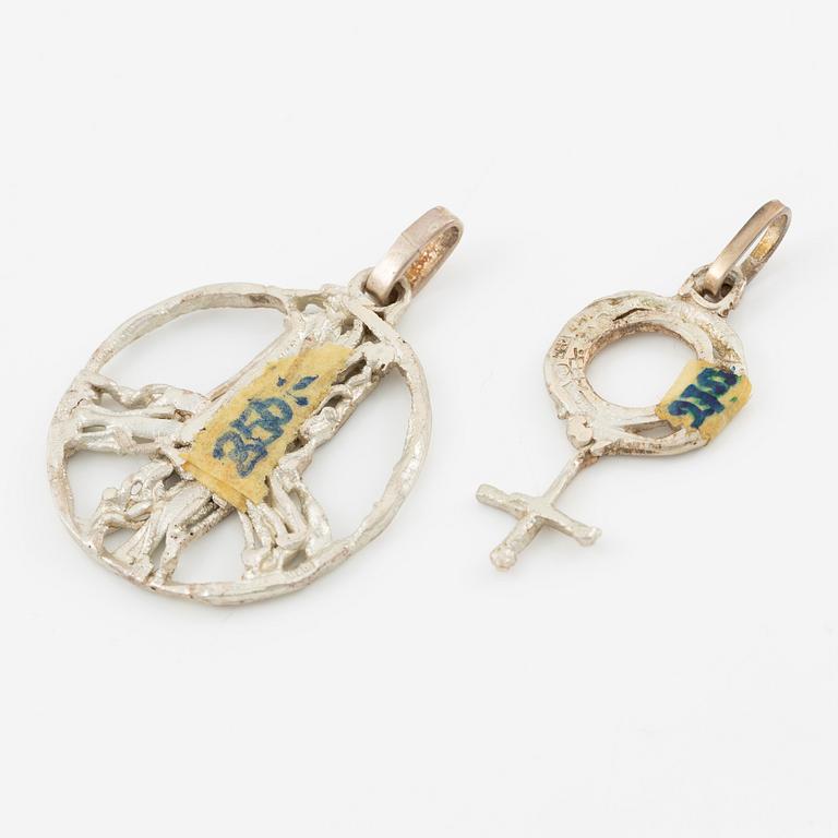 Lars Arby, ett armband och sex hängen samt en halsring, silver, med emalj.