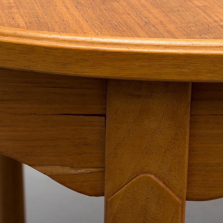 CARL MALMSTEN, matbord, tre iläggsskivor, "Ambassadör", för Åfors Möbelfabrik, 1900-talets andra hälft.