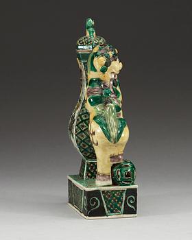 A famille verte ewer with cover, Qing dynasty, Kangxi (1662-1722).