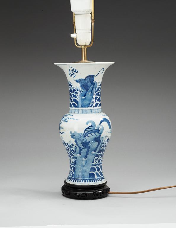 A blue and white vase, Qing dynasty, 19th Century.