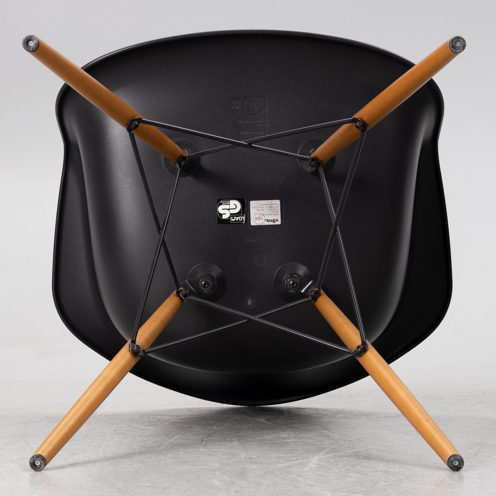 Charles & Ray Eames, stolar, ett par, "Plastic chair DAW", Vitra, Italien, 2015.