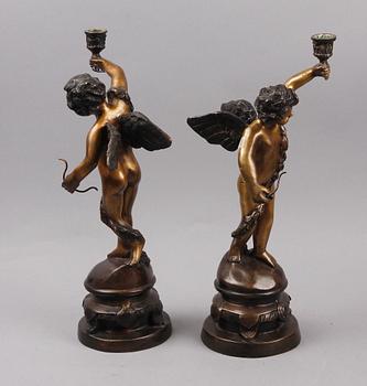 LJUSSTAKAR, ett par, brons. Barockstil, 1900-tal. Bär signatur.