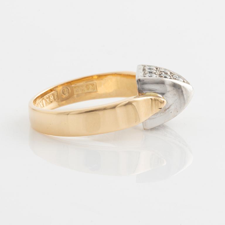 Ring with brilliant-cut diamonds.