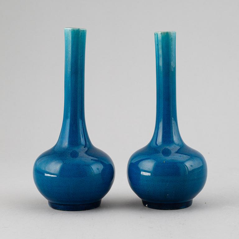 A pair of turkoise glazed vases, Qing dynasty, 19th Century.