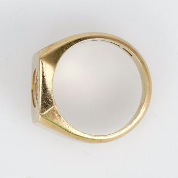 VAPENRING, 18 k guld. Vikt 15,6g.