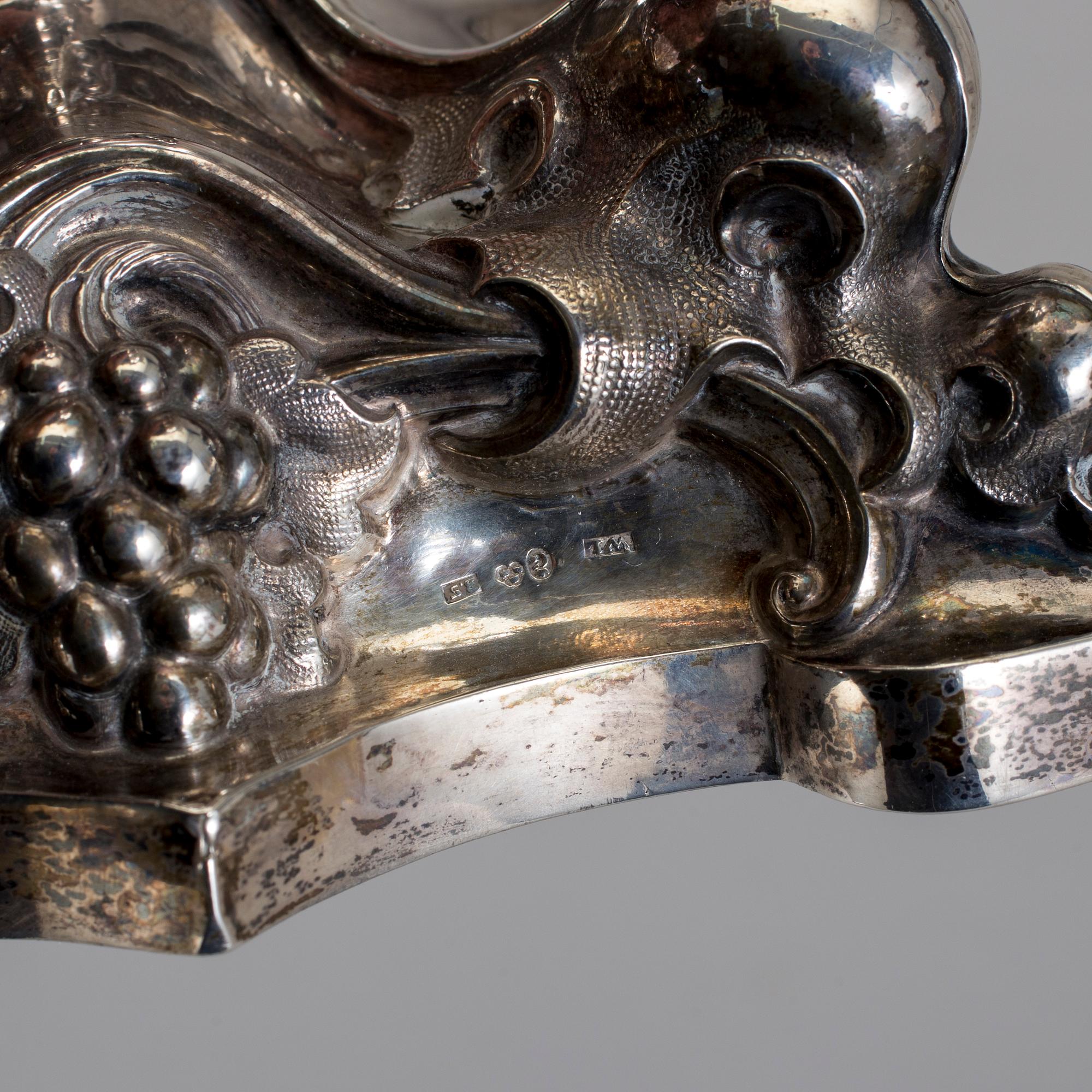 TAZZA, silver, William Lyon, Göteborg, 1856. Vikt ca 620 gram.