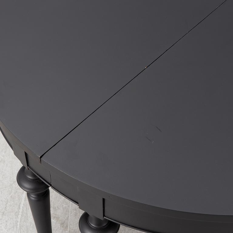 A dining table, late 19th century.