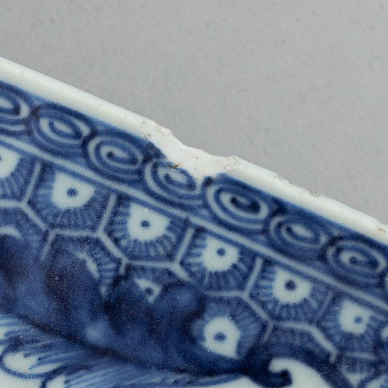 A blue and white tureen with cover and an export porcelain serving dish, Qing dynasty, Qianlong (1736-95).