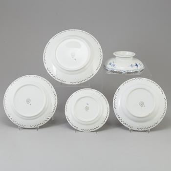 A set of 50 pieces Bing & Grøndahl 'Musselmalet' porcelain tableware.