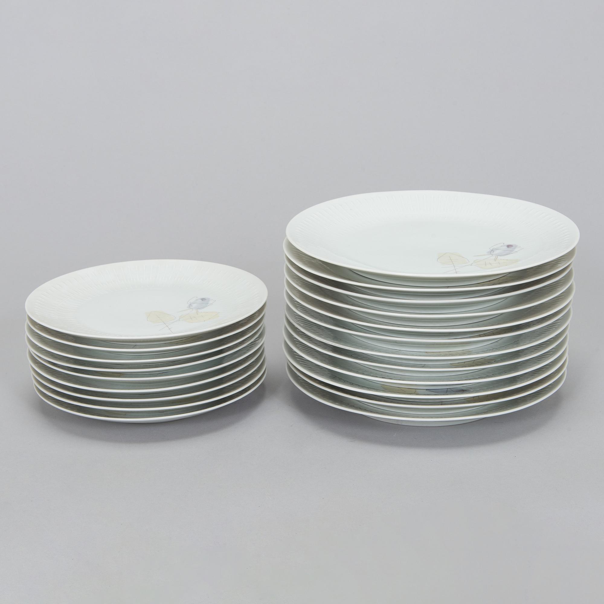 32-piece porcelain dinner service, Hutschenreuther, Germany.