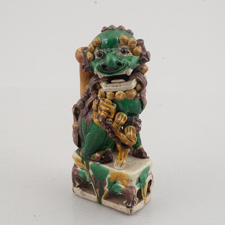 An egg and spinach glazed joss stick holder, Qing dynasty, Kangxi (1662-1722).