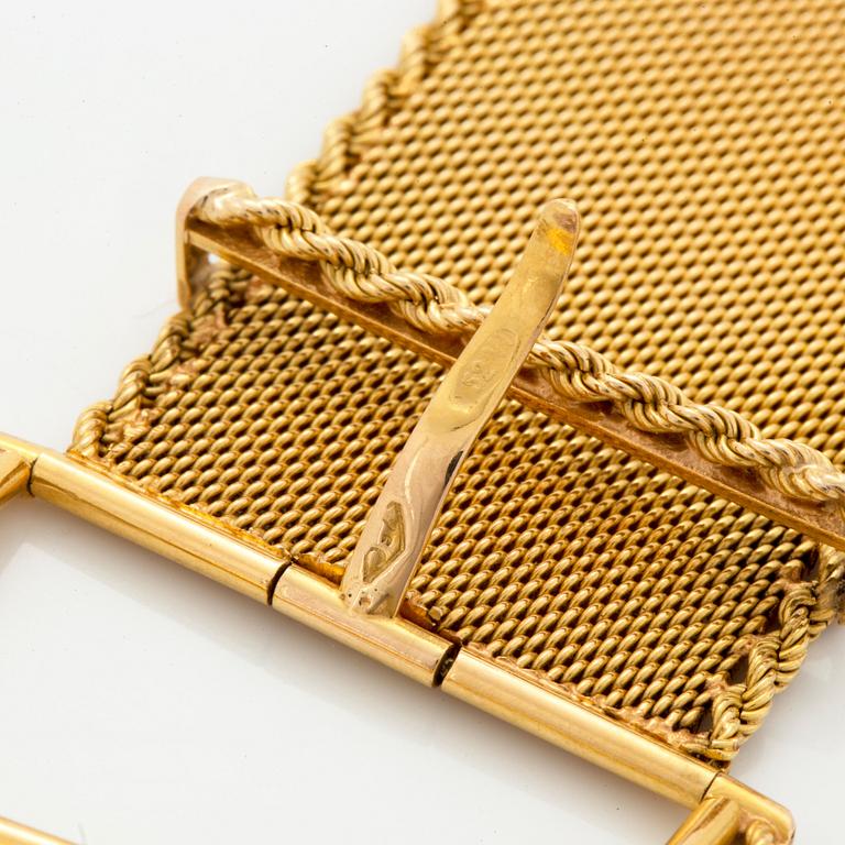 An 18K gold buckle bracelet.