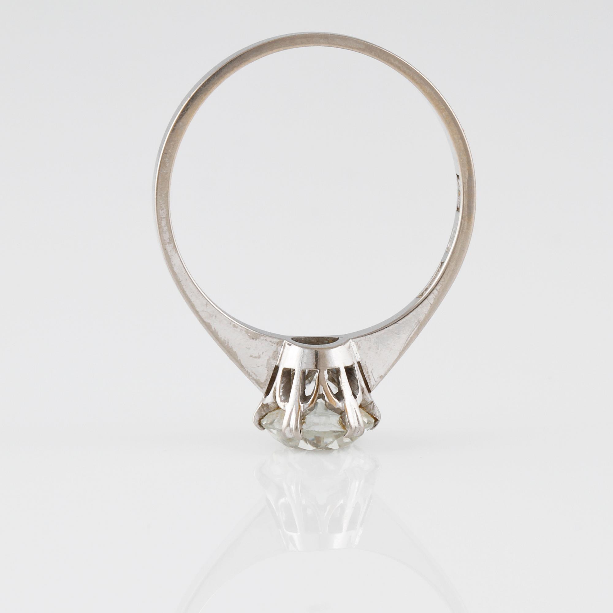 RING, 18K vitguld med fasettslipad vit sten, Trege, Göteborg, 1955. Vikt 2,4 gram.