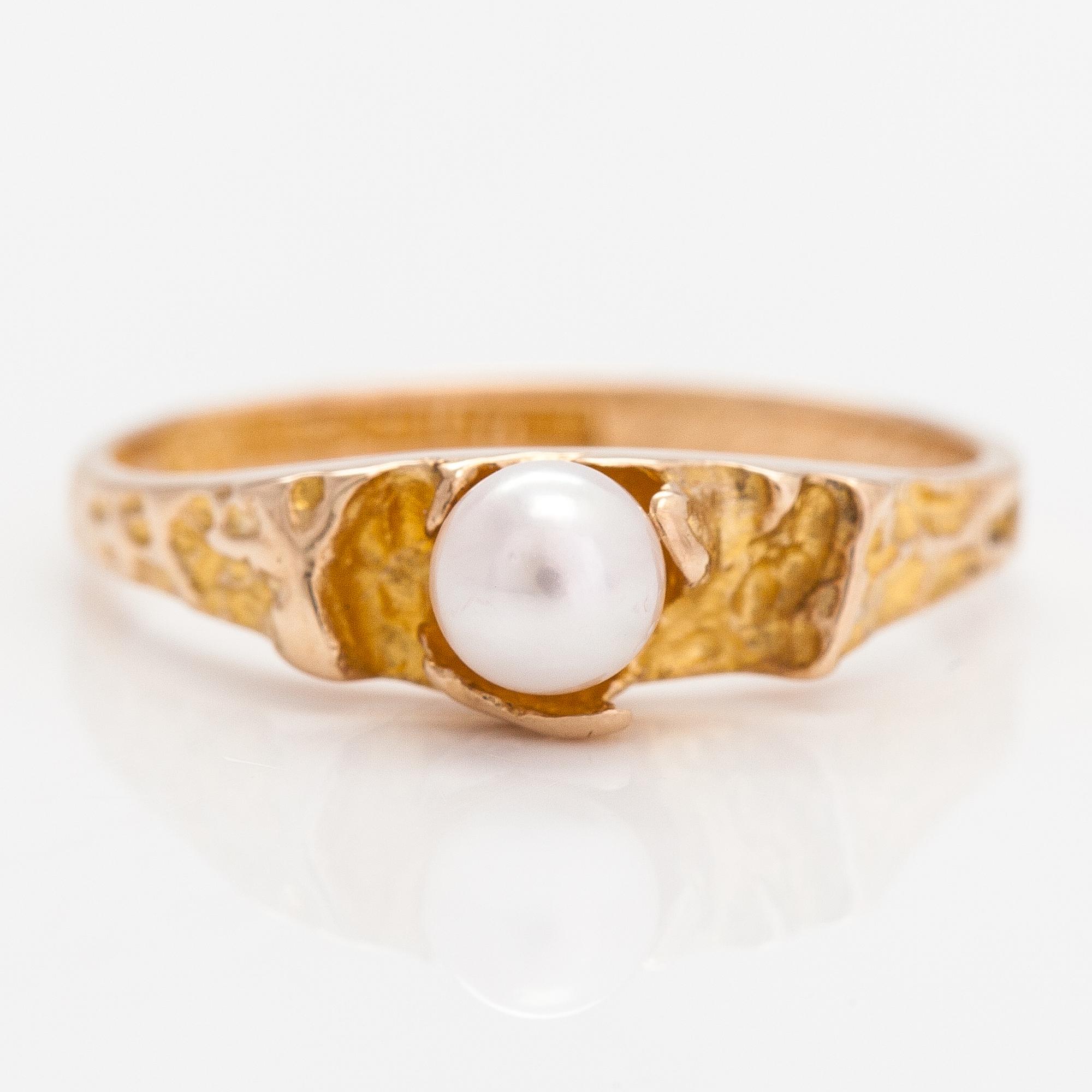 Björn Weckström, Ring "Litet ord", 14K guld och odald pärla. Lapponia 1977.