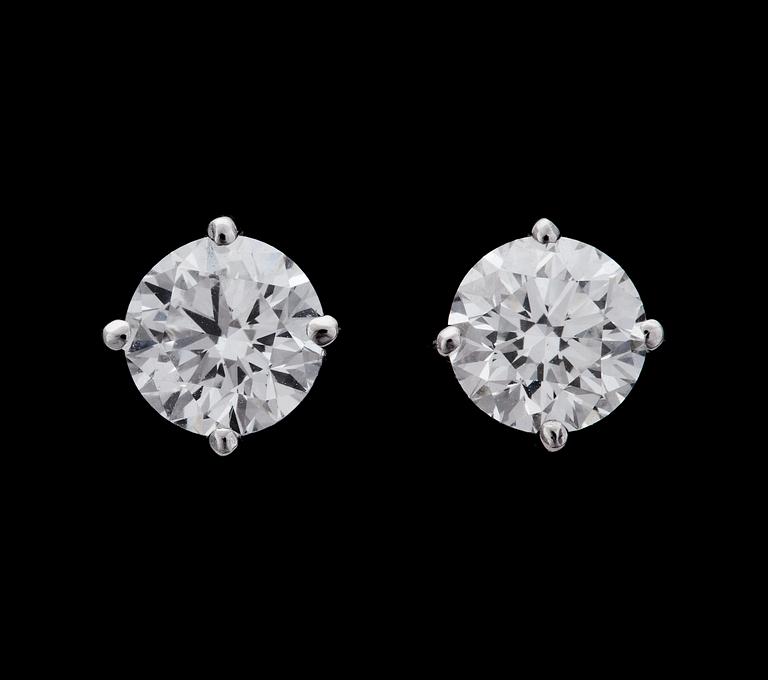 A pair of brilliant cut diamond earstuds, 0.50 cts each. Cert. HRD.