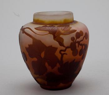 VAS, glas, jugend, signerad Gallé, 1900-talets början. Signerad.