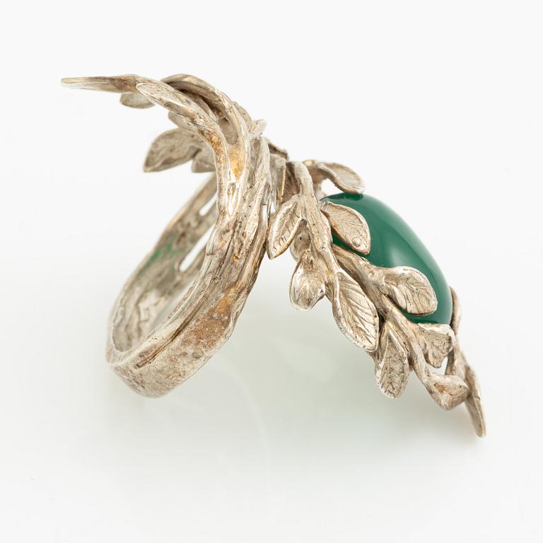 Ring, Minowa, sterlingsilver med cabochonslipad  grön sten.