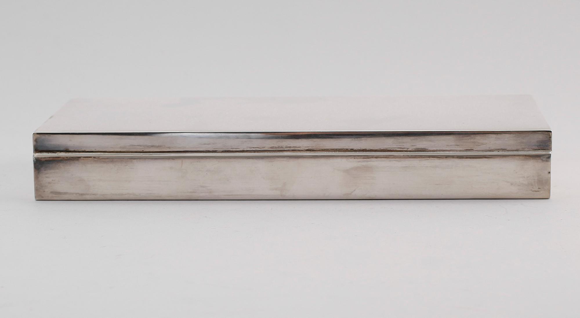 CIGARETTSKRIN, silver, 1900-talets första hälft. Vikt med inredning ca 579 g.