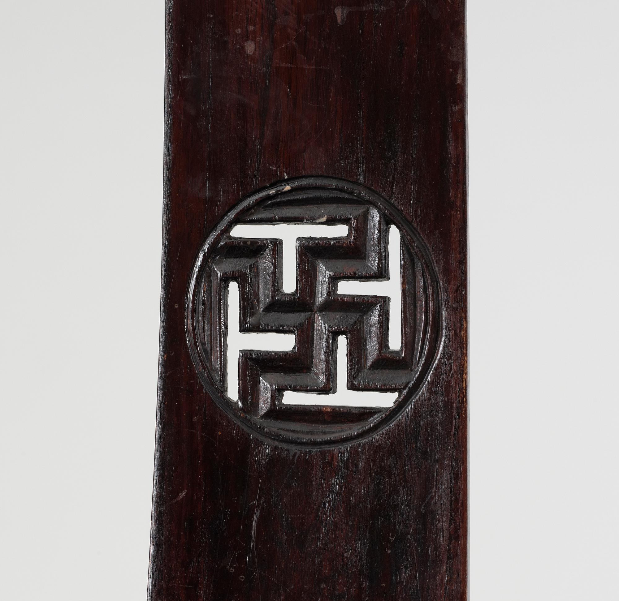 KARMSTOLAR, ett par, Ming-stil. 1800/1900-tal, Kina.